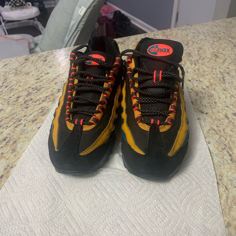 Youth size 6.5 Nike Air max 95